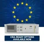 L'unité de commande Cattron est représentée ci-dessous, vue de face, sous les étoiles de l'UE et sur un fond représentant un circuit imprimé bleu, avec en dessous l'étiquette « CRA-READY OPTIONS AVAILABLE NOW ».