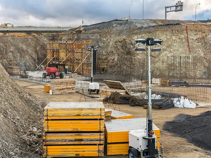 tour lumineuse mobile sur un chantier de construction