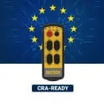 Pilot radiowy Remtron 411 przedstawiony z przodu na tle niebieskiej płytki drukowanej z symbolami UE oraz napisem „CRA-READY”.
