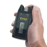 Ręka trzymająca bezprzewodowy nadajnik wyłącznika bezpieczeństwa Tyro Taurus 1S
