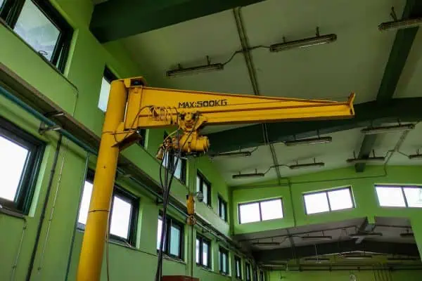 A yellow industrial jib crane with 500kg capacity.